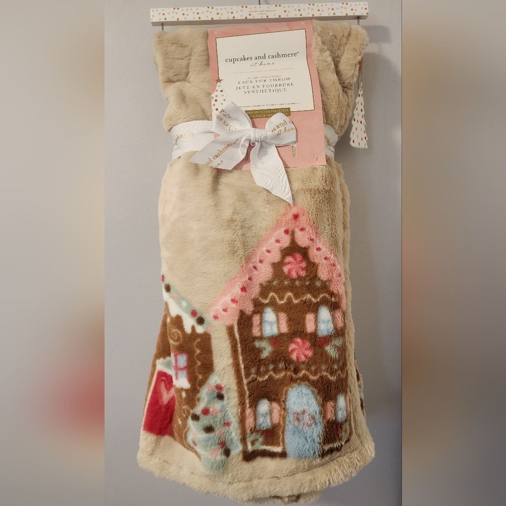 NWT cupcakes and cashmere Faux Fur Holiday Christmas Gingerbread Blanket Throw